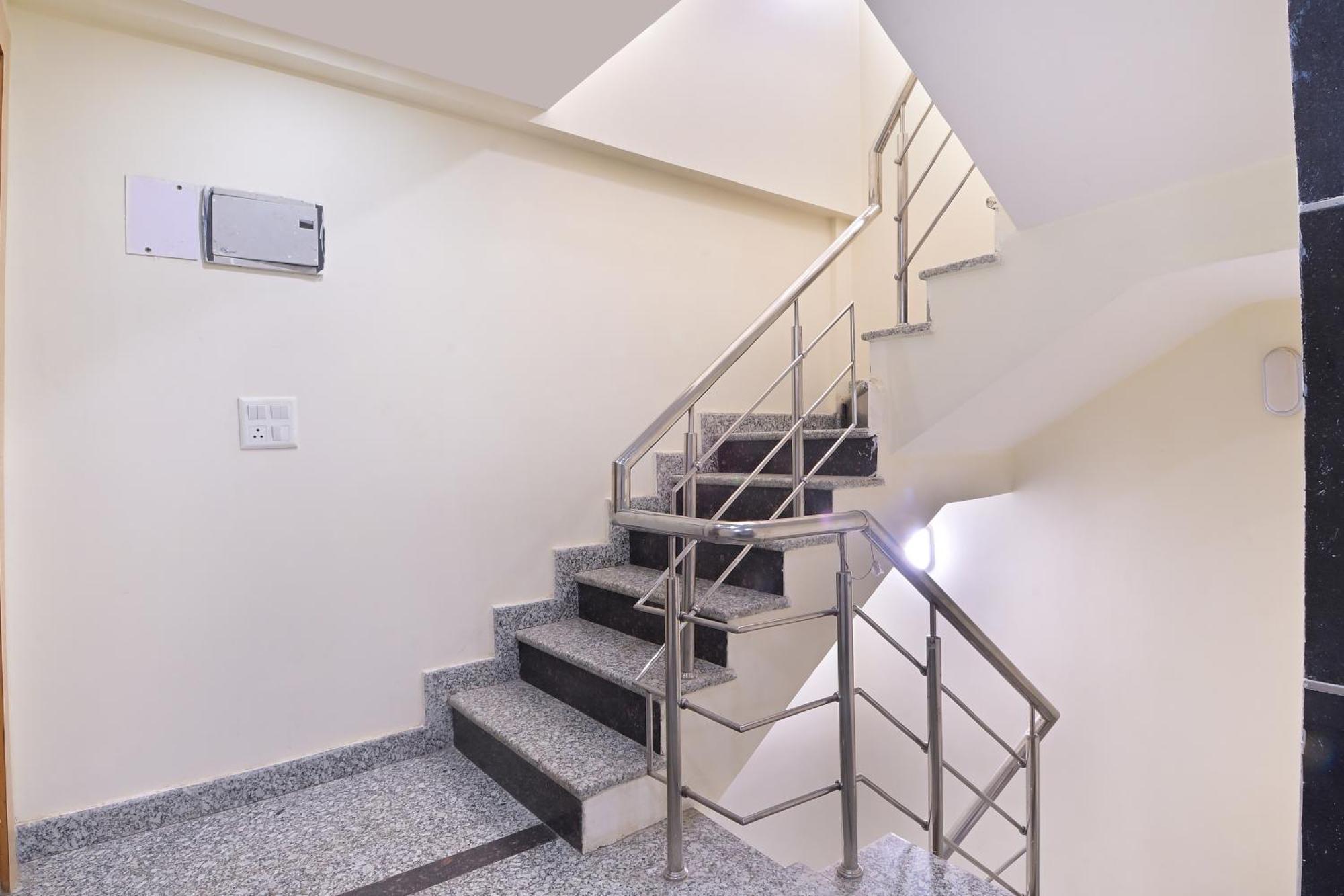 Couette-café Hari Homes - Just A Min Walk From Railway Station